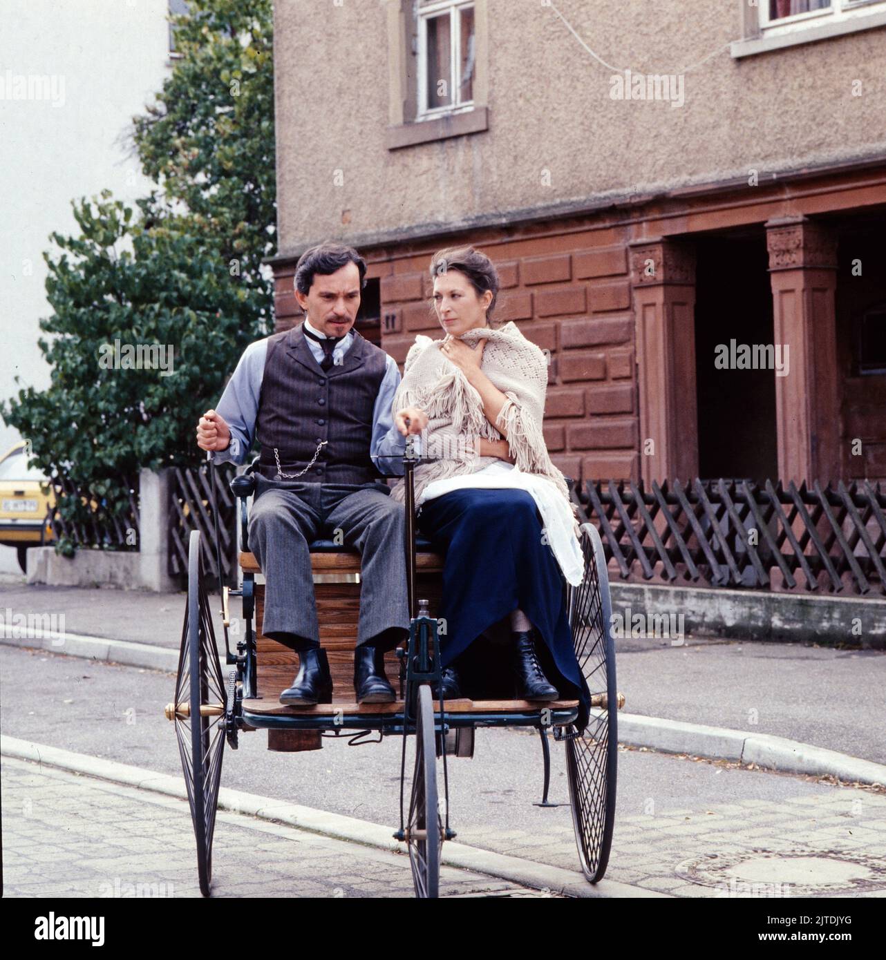 stärker als alle Pferde, Mini-Serie in drei Teilen, 3. Teil: Karl Benz und sein Dreirad, Deutschland, 1985, Szene der ersten Fahrt: Walter Renneisen als Karl Benz, Daniela Ziegler als Berta Benz. Staerker als alle Pferde, miniserie TV, tre-parter, parte 3: Karl Benz und sein Dreirad, scena: La prima corsa con le tre ruote: Walter Renneisen e Daniela Ziegler Foto Stock