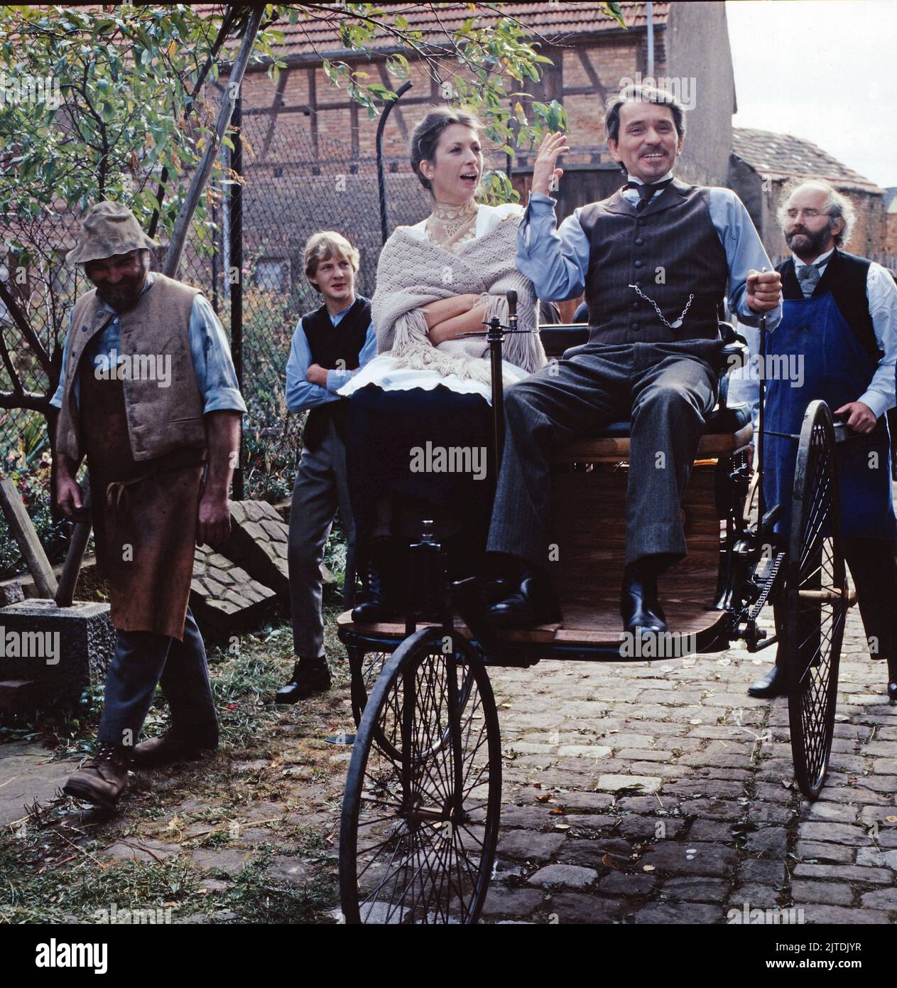 stärker als alle Pferde, Mini-Serie in drei Teilen, 3. Teil: Karl Benz und sein Dreirad, Deutschland, 1985, Szene der ersten Fahrt: Walter Renneisen als Karl Benz, Daniela Ziegler als Berta Benz. Staerker als alle Pferde, miniserie TV, tre-parter, parte 3: Karl Benz und sein Dreirad, scena: La prima corsa con le tre ruote: Walter Renneisen e Daniela Ziegler Foto Stock