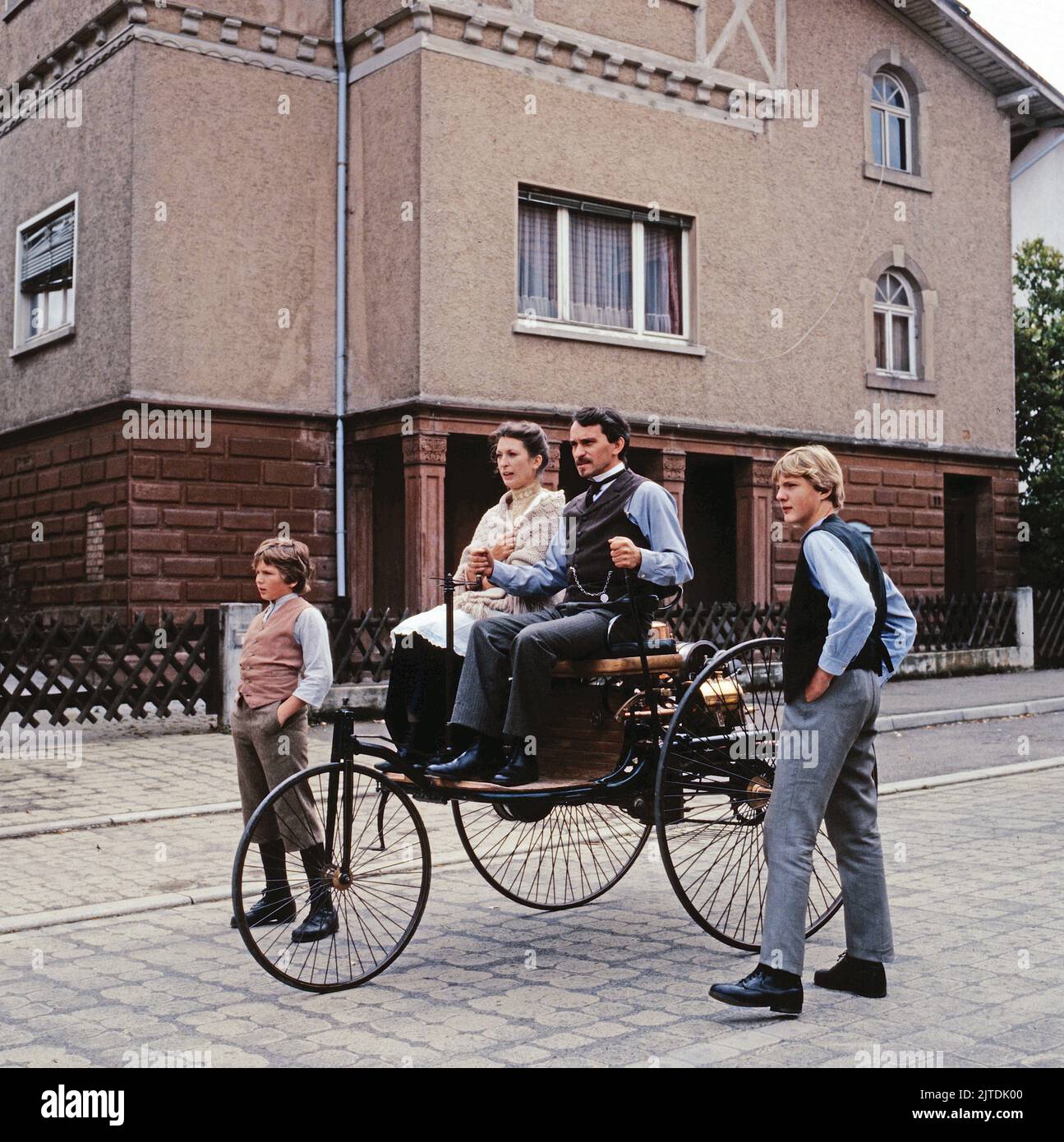 stärker als alle Pferde, Mini-Serie in drei Teilen, 3. Teil: Karl Benz und sein Dreirad, Deutschland, 1985, Szene der ersten Fahrt: Walter Renneisen als Karl Benz, Daniela Ziegler als Berta Benz, Christian Weiner, C. Seth. Staerker als alle Pferde, miniserie TV, tre-parter, parte 3: Karl Benz und sein Dreirad, scena: La prima corsa con le tre ruote: Walter Renneisen e Daniela Ziegler, Christian Wiener, C. Seth Foto Stock