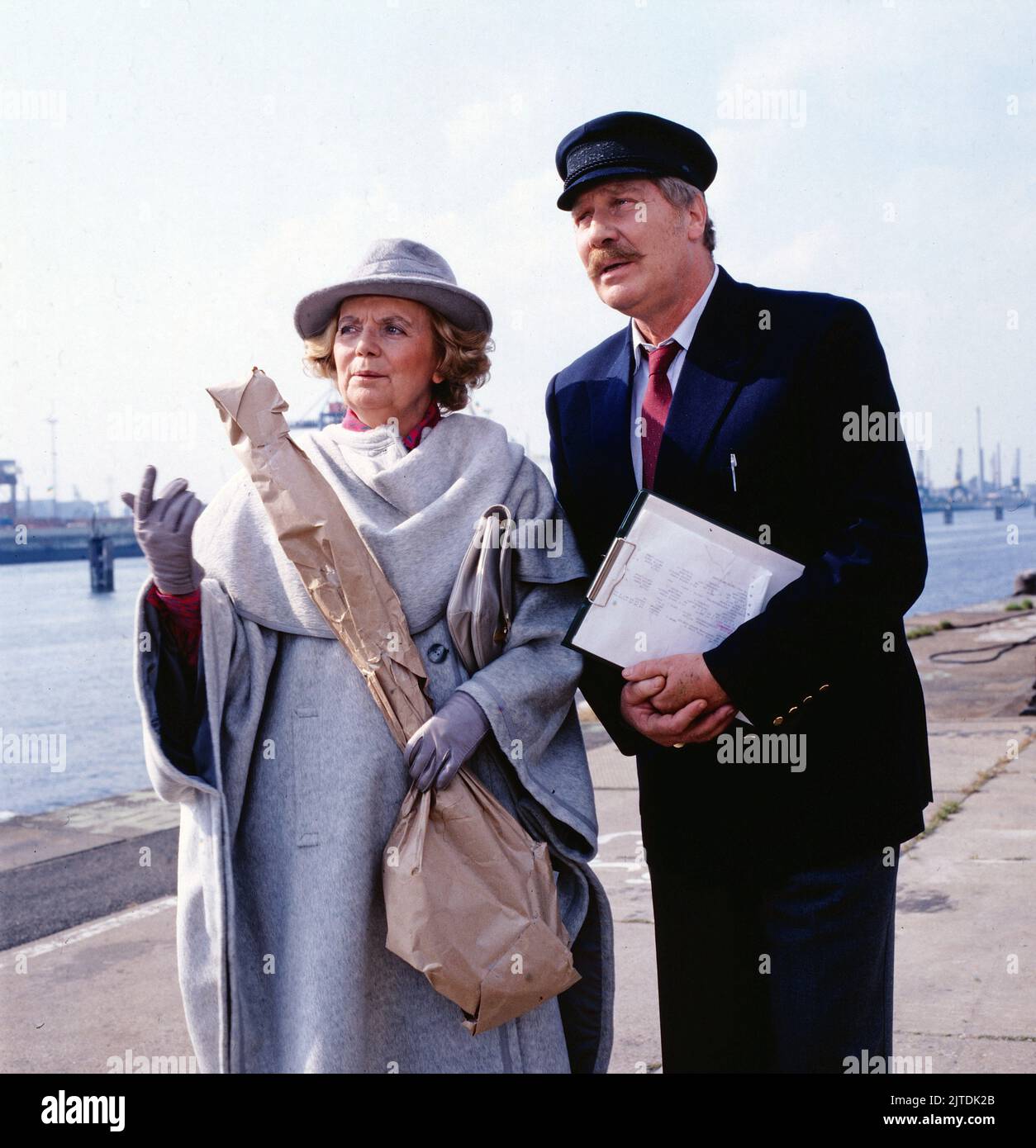 Erbin sein dagegen sehr, NDR Fernsehserie, Deutschland, 1985, Folge 1, Szene: Heidi Kabel al Lisa Boysen, Peter Carsten al Schiffsagent Schröder. Erbin sein dagegen sehr, serie TV, Germania, 1985, episodio 1, Scene 2: Heidi Kabel and Peter Carsten Foto Stock