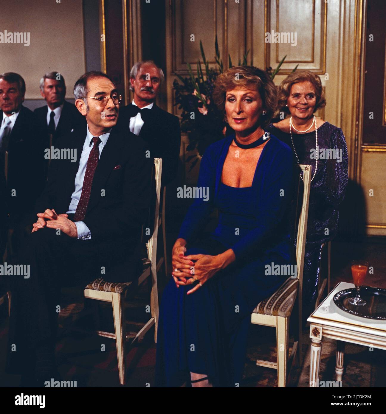 Erbin sein dagegen sehr, NDR Fernsehserie, Deutschland, 1985, Folge 9, Szene: Karl Friedrich Gerster, Werner Cartano, Karin Rasenack, Heidi Kabel. Erbin sein dagegen sehr, serie TV, Germania, 1985, episodio 9, Scene: Karl Friedrich Gerster, Werner Cartano, Karin Rasenack, Heidi Kabel. Foto Stock