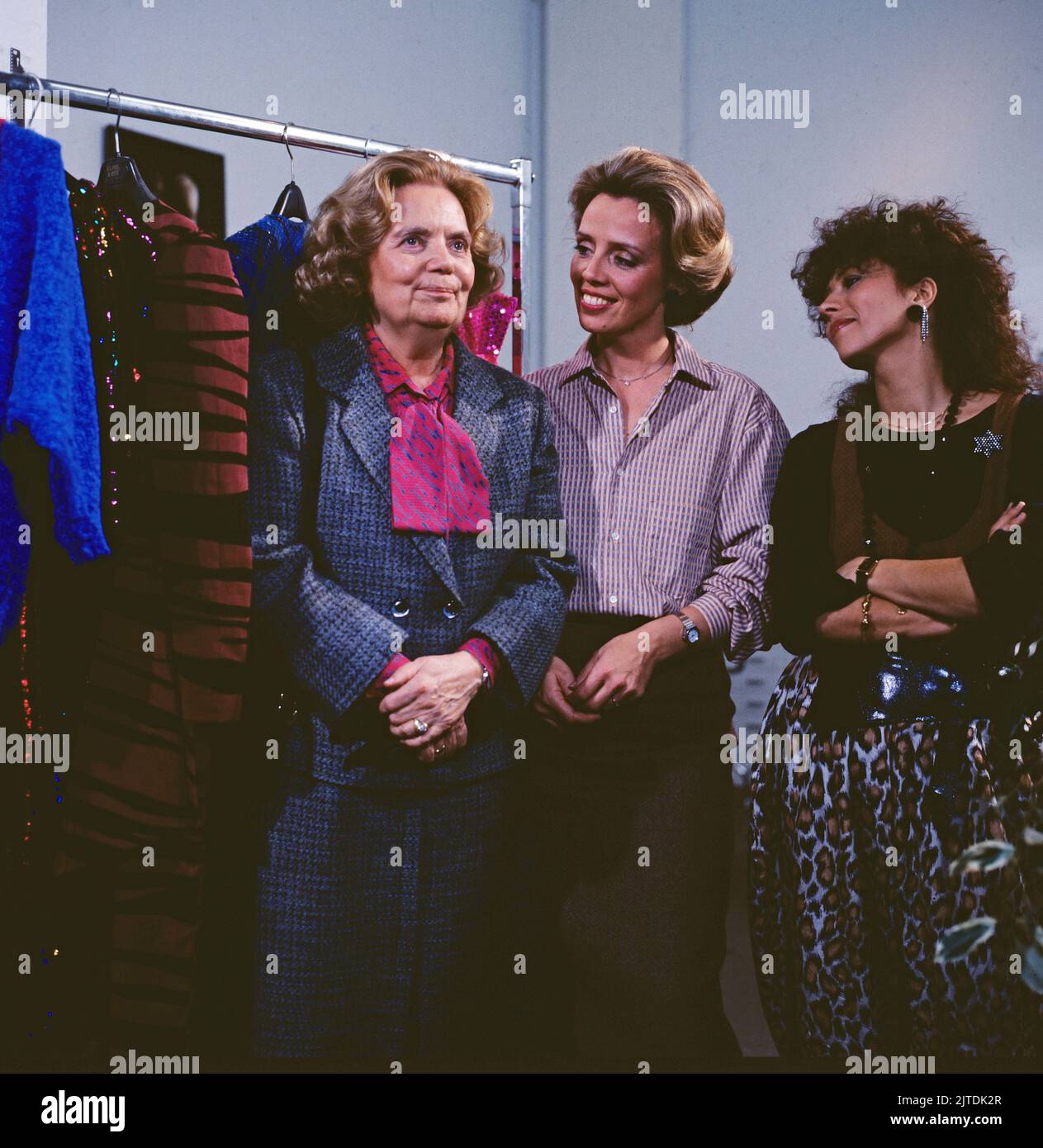 Erbin sein dagegen sehr, NDR Fernsehserie, Deutschland, 1985, Folge 3, Szene: Heidi Kabel als Lisa Boysen, Heidi Mahlen als Katja, Barbara Fenner als Simone. Erbin sein dagegen sehr, serie TV, Germania, 1985, episodio 3, Scene 2: Heidi Kabel, Heidi Mahler, Barbara Fenner Foto Stock
