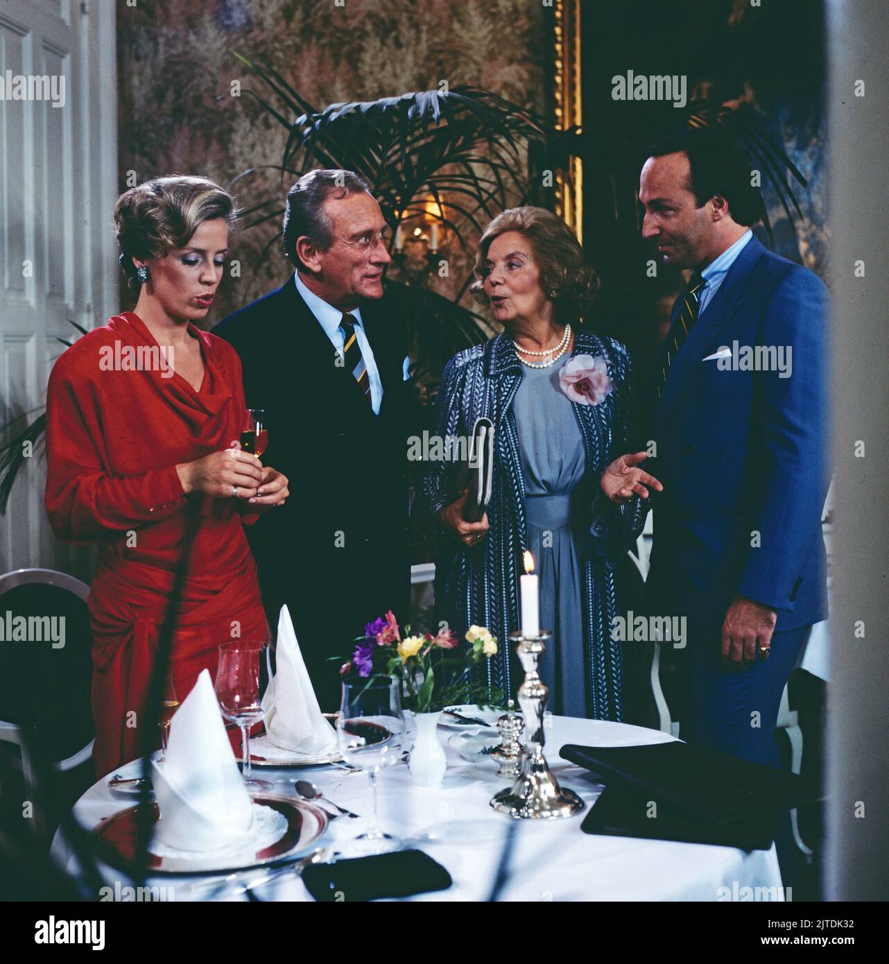 Erbin sein dagegen sehr, NDR Fernsehserie, Deutschland, 1985, Folge 4, Szene: Heidi Mahler, Dieter Eppler, Heidi Kabel, Raphael Wilczek. Erbin sein dagegen sehr, serie TV, Germania, 1985, episodio 4, Scene 2: Heidi Mahler, Dieter Eppler, Heidi Kabel, Raphael Wilczek Foto Stock