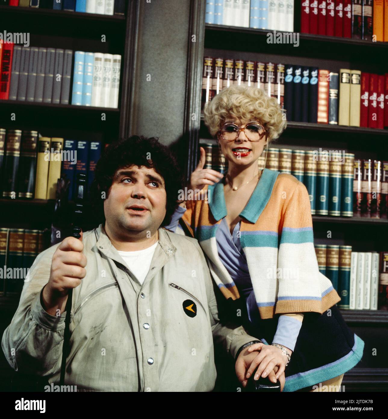 Zwei himmlische Töchter, ZDF Comedy Serie, Deutschland, 1978, Folge 2: Ein Sarg nach Leech, Szene: Klaus Dahlen, Ingrid Steeger. Zwei himmlische Toechter, serie commedia televisiva, Germania, 1978, episodio 2: Ein Sarg nach Leech, scena: Klaus Dahlen e Ingrid Steeger Foto Stock