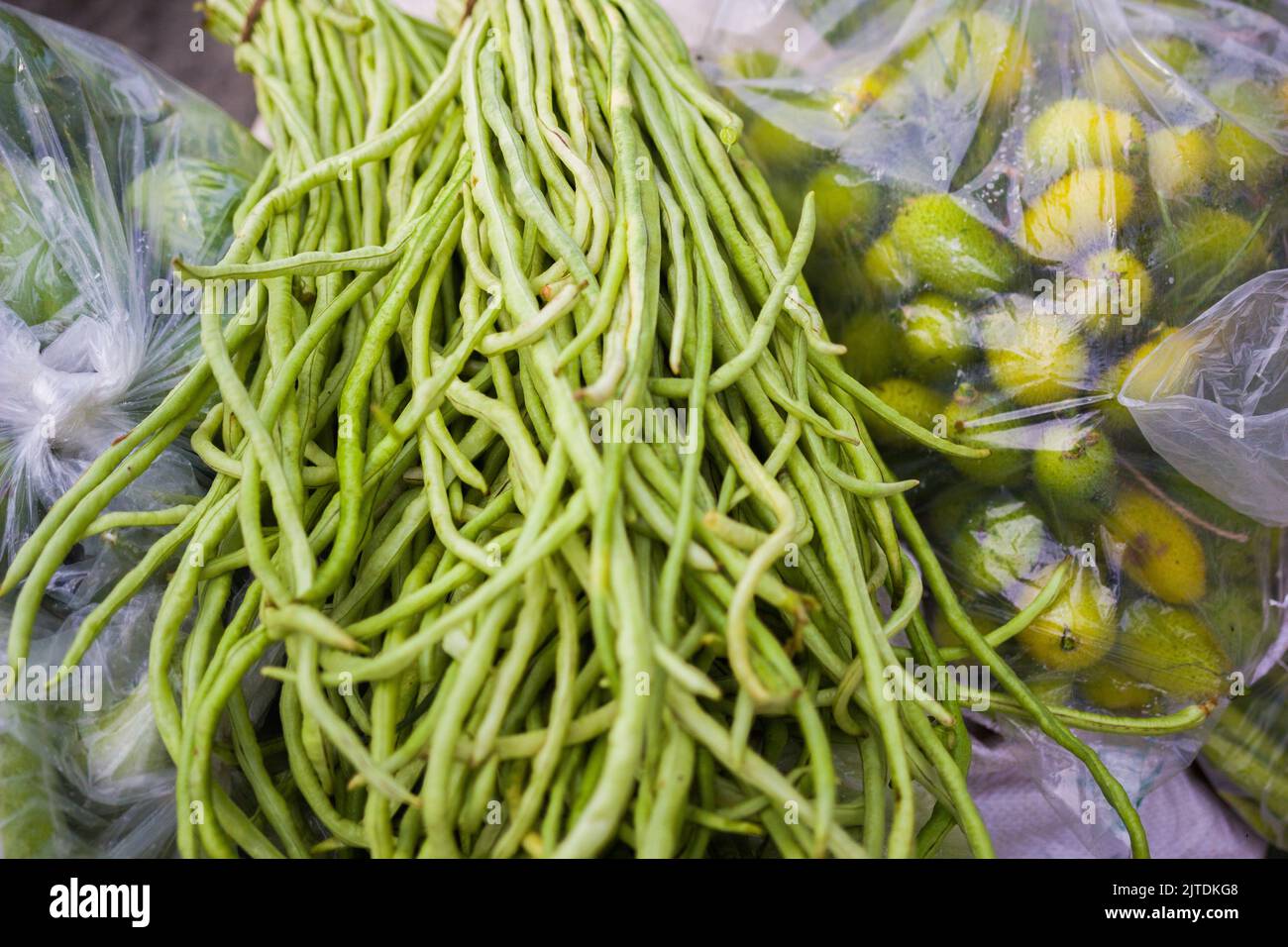 Gli ortaggi sono una delle fonti di reddito primarie per gli agricoltori del Bangladesh. In precedenza era solo per il consumo delle famiglie, ma ora diventano colture cash. Foto Stock