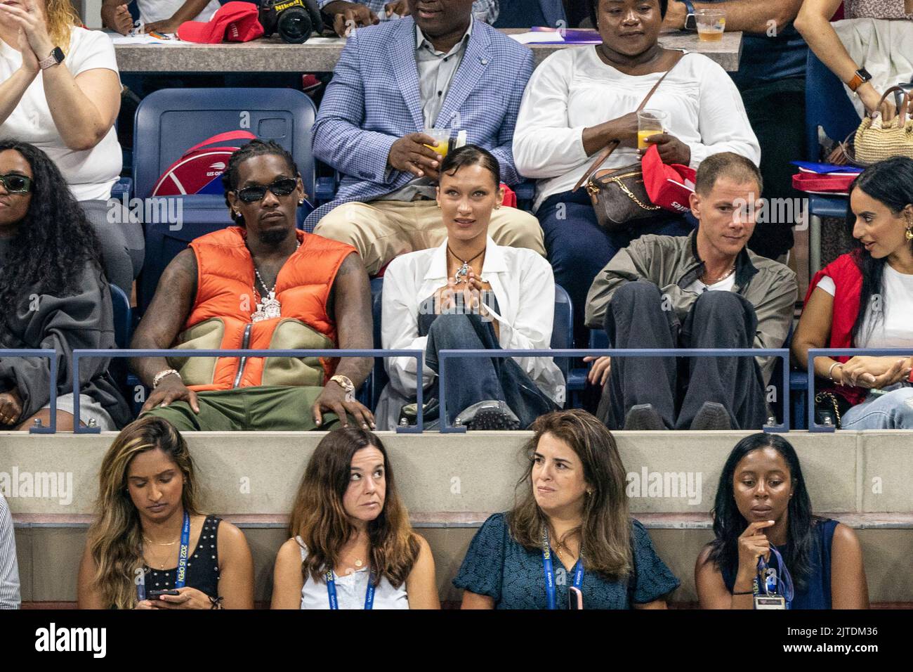 New York, NY - 29 agosto 2022: Bella Hadid (C) e il suo fidanzato Marc Kalman partecipano alla partita del 1st° turno tra Serena Williams degli Stati Uniti e Danka Kovinic del Montenegro al Billie Jean King National Tennis Center Foto Stock