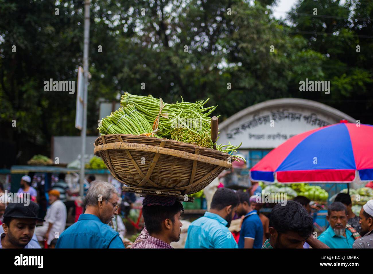 Uno scenario di un mercato vegetale rurale a Kalatia, vicino a Dhaka. Gli agricoltori vendono i loro ortaggi freschi ai commercianti: Si tratta di una produzione di ortaggi freschi. Foto Stock