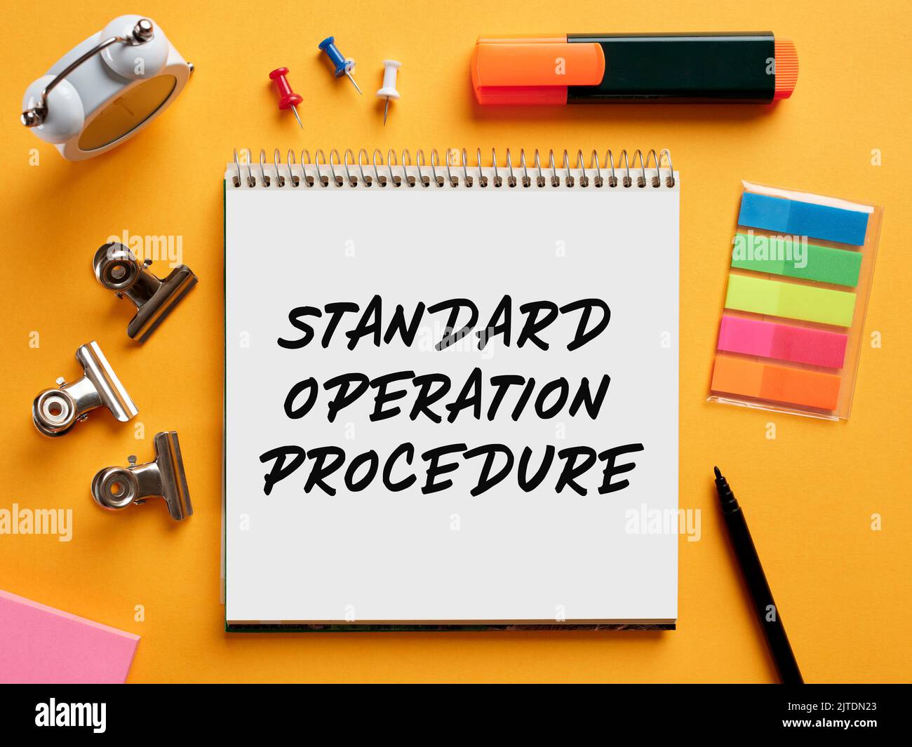 Il termine sop procedura operativa standard scritto su un notebook sul desktop aziendale. Foto Stock