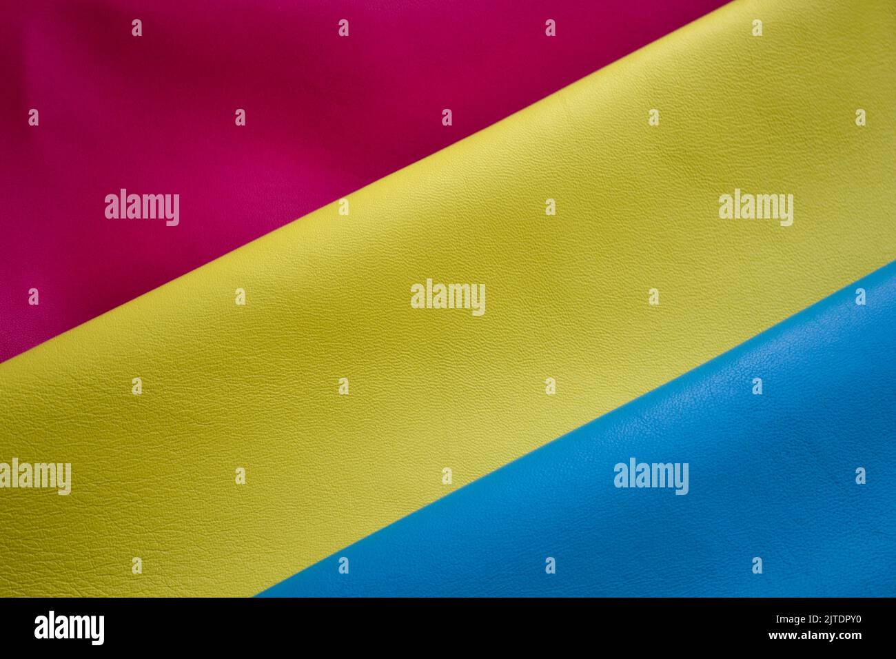 Primo piano di morbida nappa di colore azzurro, giallo e rosa. Foto Stock