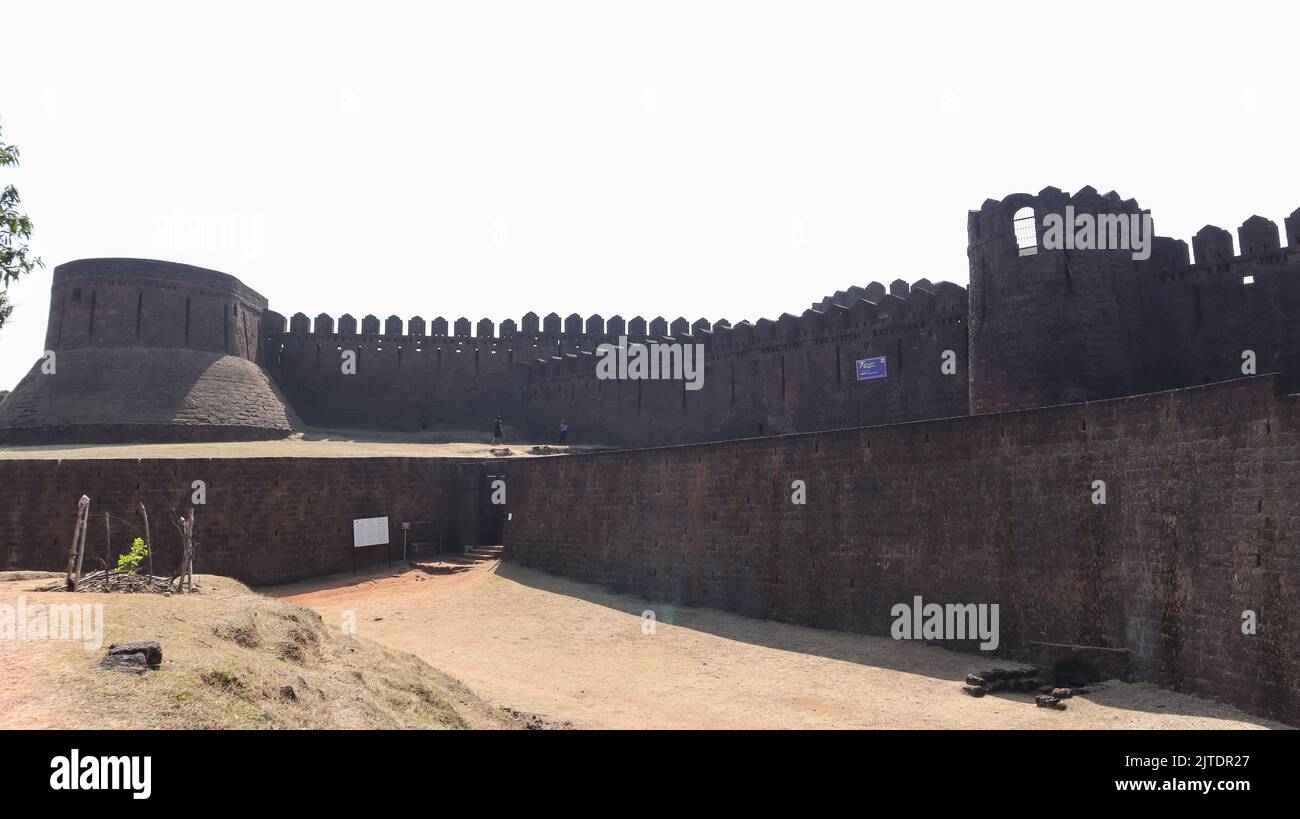La Fortezza di Mirjan Fort, situato nel distretto di Uttara Kannada di Karnataka, India. Costruito da Navayath Sultan. Foto Stock