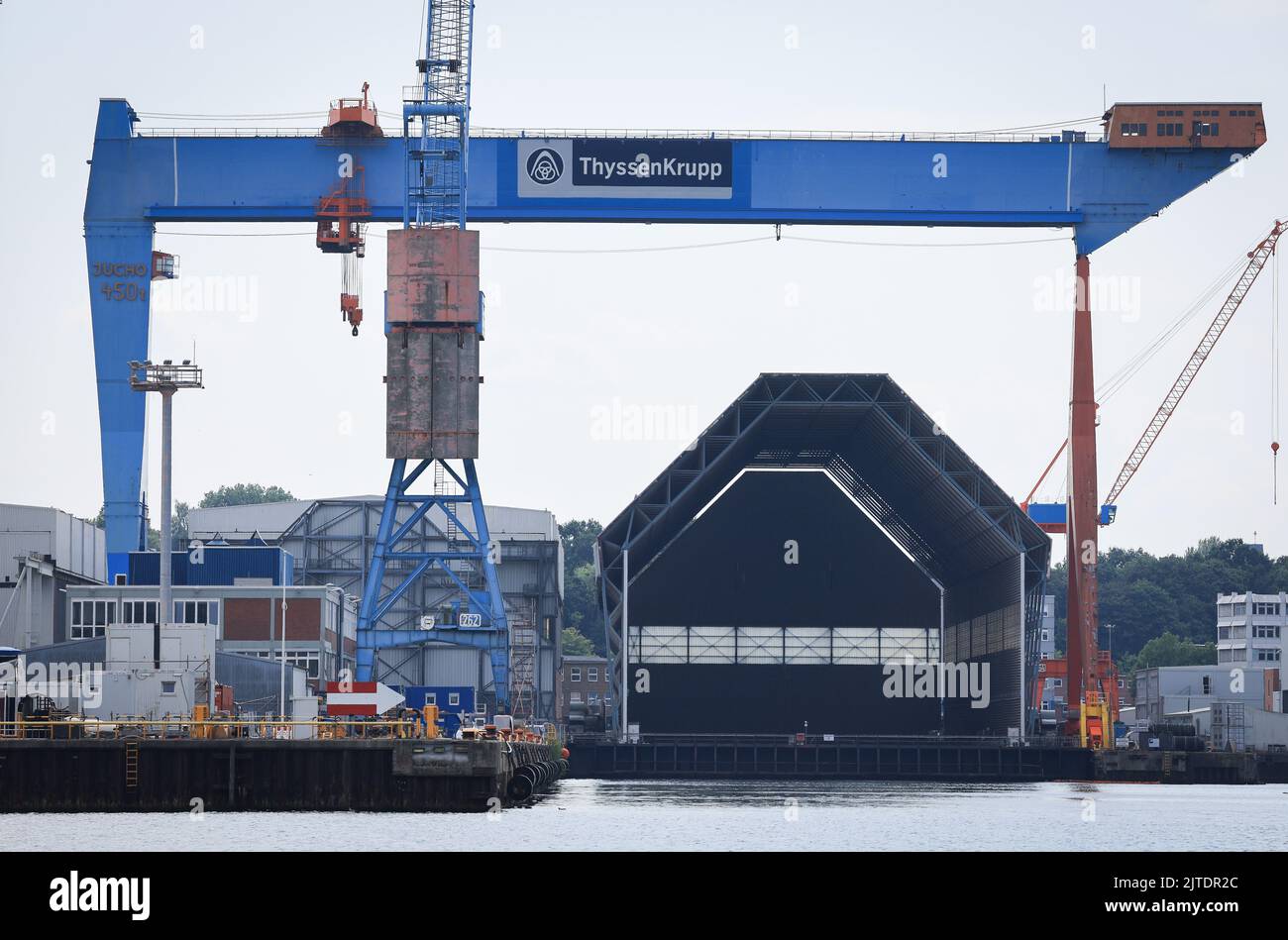 Kiel, Germania. 15th ago, 2022. Una gru e un cantiere vuoto sono visibili nei locali del cantiere navale thyssenkrupp Marine Systems (TKMS) nel porto di Kiel. Credit: Christian Charisius/dpa/Alamy Live News Foto Stock