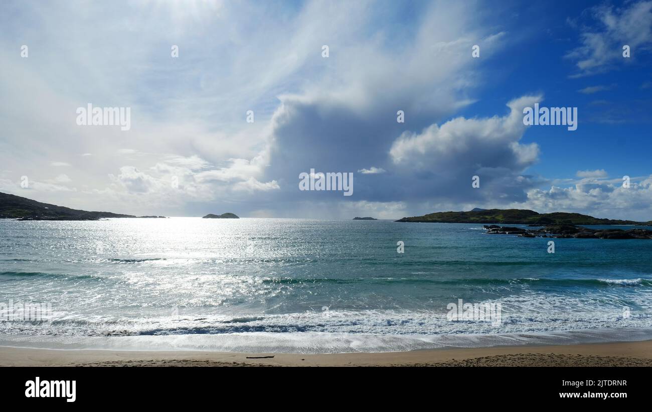 Cielo e spiaggia a Derrynane, Contea di Kerry, Irlanda - John Gollop Foto Stock