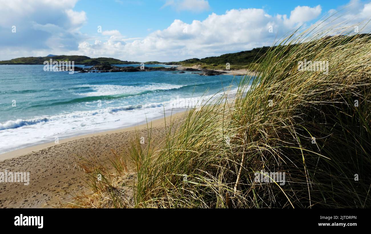 Dune di sabbia e spiaggia a Derrynane, Contea di Kerry, Irlanda - John Gollop Foto Stock