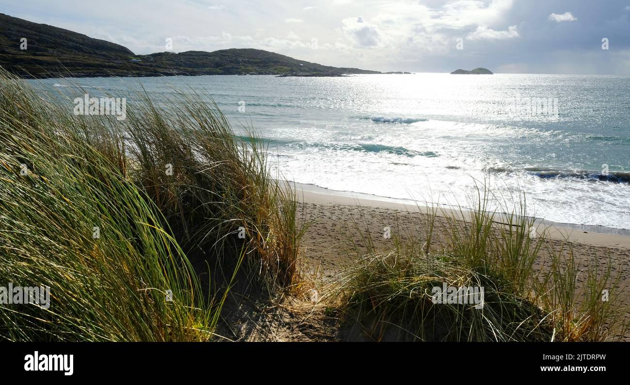 Dune di sabbia e spiaggia a Derrynane, Contea di Kerry, Irlanda - John Gollop Foto Stock