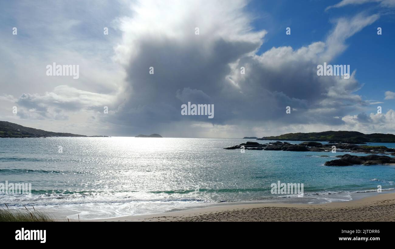 Cielo tempestoso sulla spiaggia di Derrynane, Contea di Kerry, Irlanda - John Gollop Foto Stock