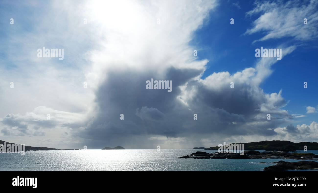 Cielo tempestoso sulla spiaggia di Derrynane, Contea di Kerry, Irlanda - John Gollop Foto Stock
