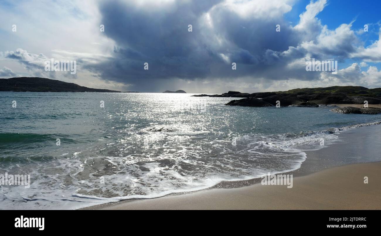 Cielo tempestoso sulla spiaggia di Derrynane, Contea di Kerry, Irlanda - John Gollop Foto Stock