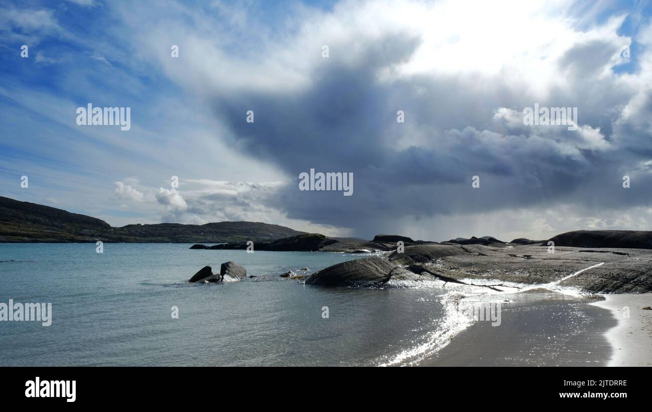 Cielo tempestoso sulla spiaggia di Derrynane, Contea di Kerry, Irlanda - John Gollop Foto Stock
