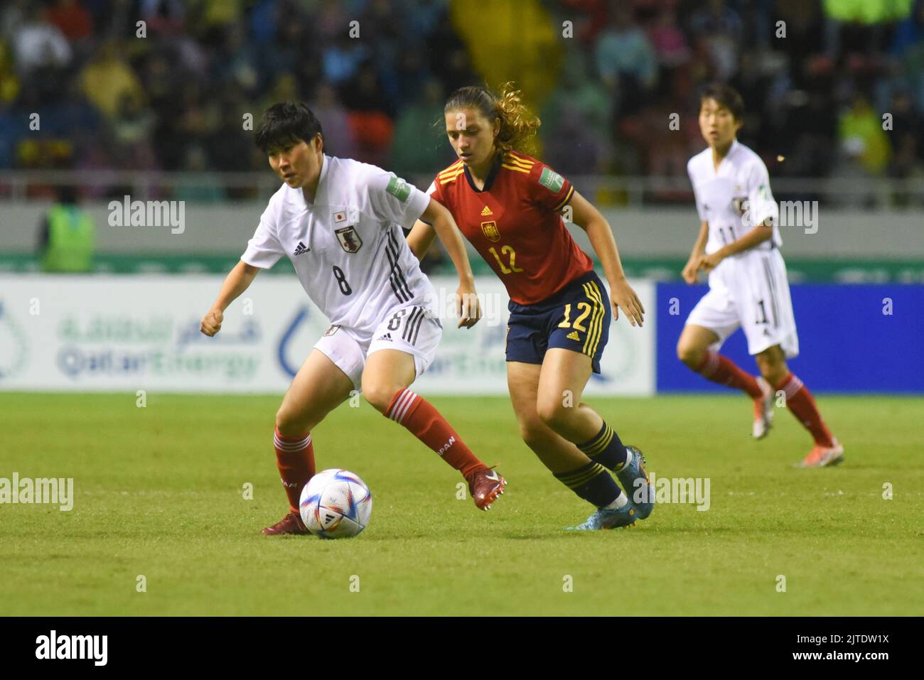 SAN JOSE, Costa Rica: Il giocatore giapponese Kokona IWASAKI (8) e il giocatore spagnolo Esther LABORDE (12) in azione durante la partita finale disputata tra Spagna e J. Foto Stock