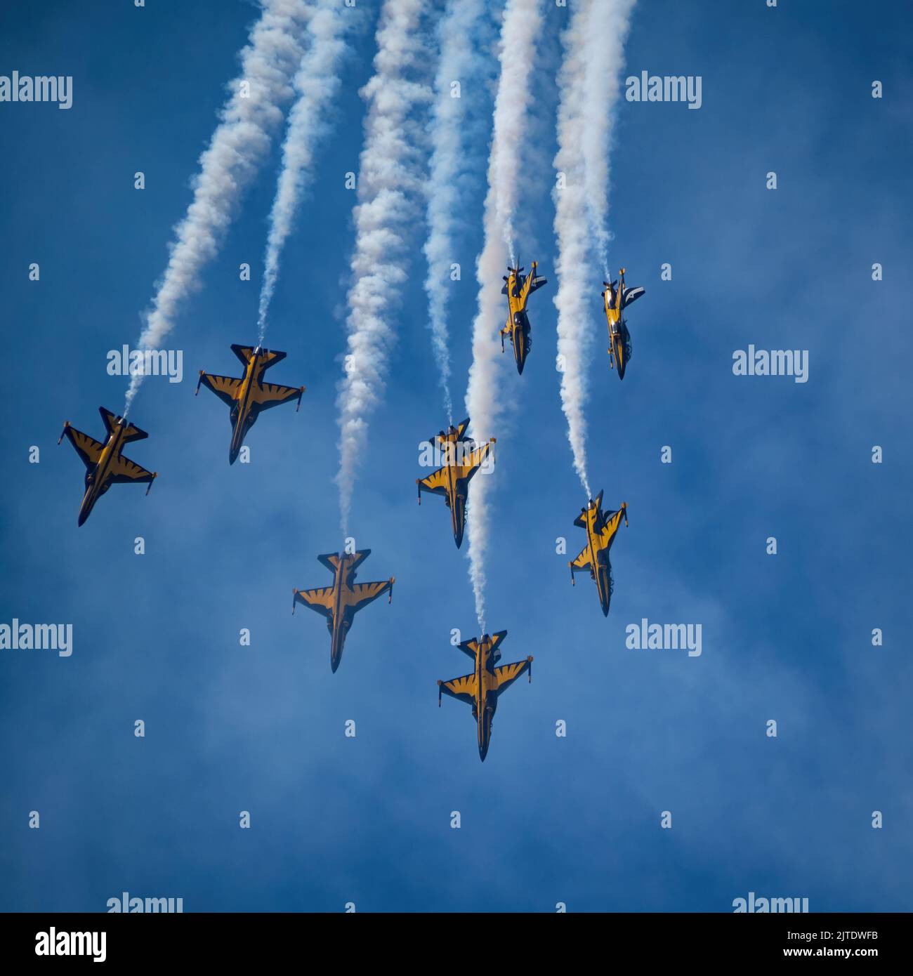 8 T-50B della Republic of Korea Air Force Aerobatic Team, le Black Eagles, che eseguono una manovra con fumo al RIAT 2022. Foto Stock