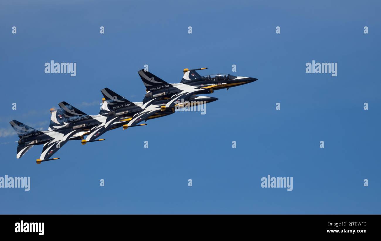 5 T-50B Golden Eagle Aircraft della Republic of Korea Air Force Black Eagles esibiscono un maneggio di volo a formazione stretta al RIAT 2022. Foto Stock