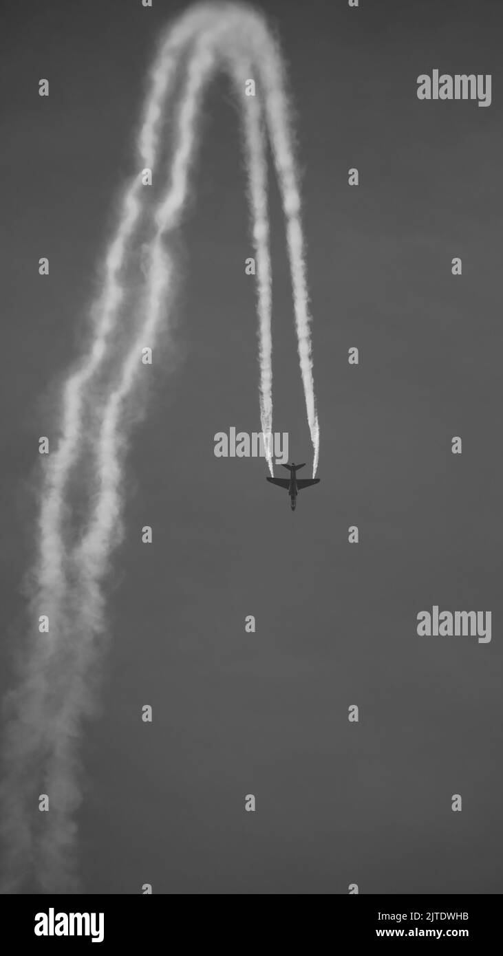 Un aereo a reazione lascia una pista di fumo ad arco in aria al Royal International Air Tattoo il 16 luglio 2022, RAF Fairford, Gloucestershire, Regno Unito. Foto Stock