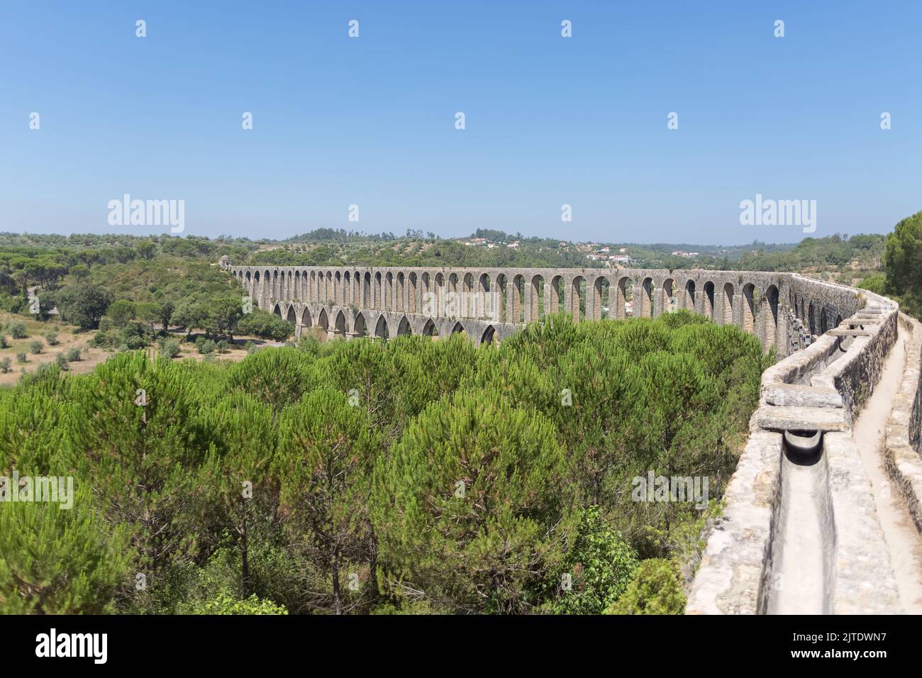 Tomar Portugal - 08 09 2022: Veduta aerea dell'acquedotto di Pegões o dell'acquedotto di Cristo, monumento portoghese nella città di Tomar, nella valle di Pegões Foto Stock