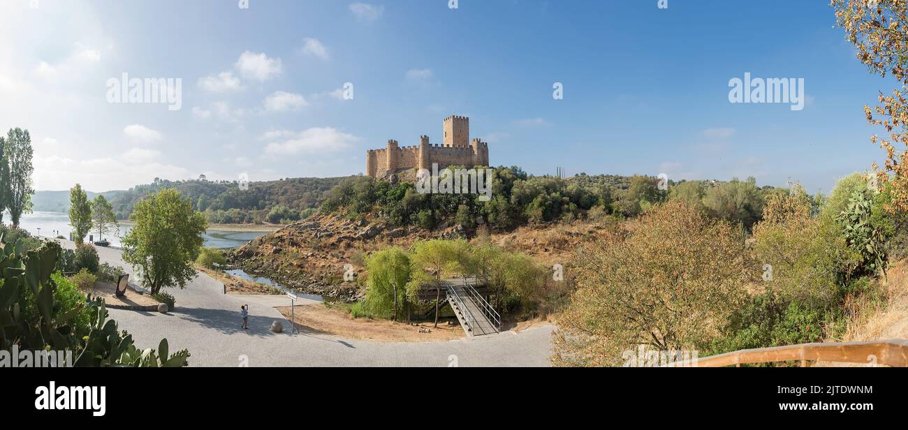 Santarém Portogallo - 08 09 2022: Vista panoramica al Castello di Almourol è un castello medievale in cima all'isolotto di Almourol nel mezzo del Tago Ri Foto Stock