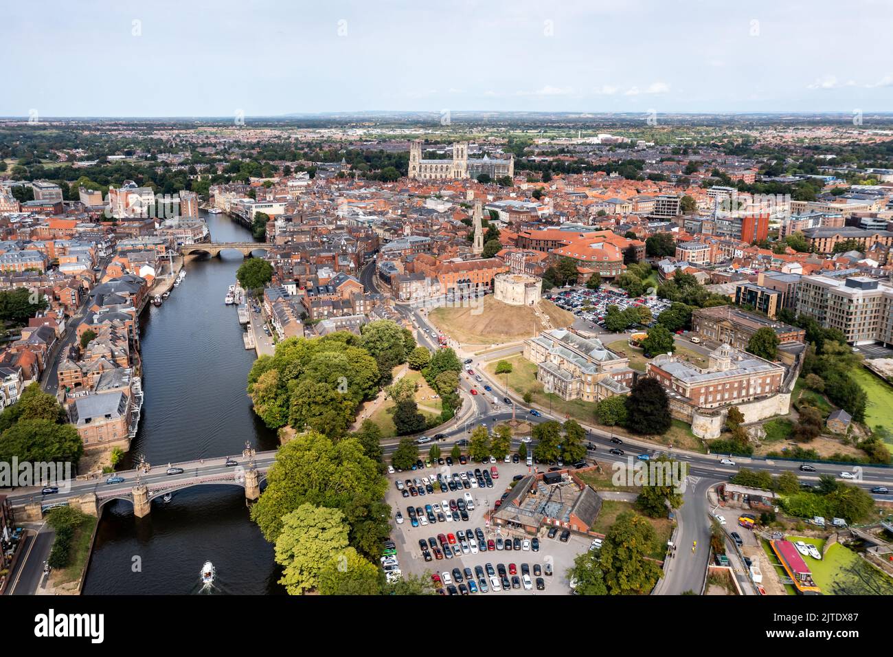 YORK, REGNO UNITO - 28 AGOSTO 2022. Un paesaggio panoramico aereo del fiume Ouse che scorre attraverso la storica città di York Foto Stock
