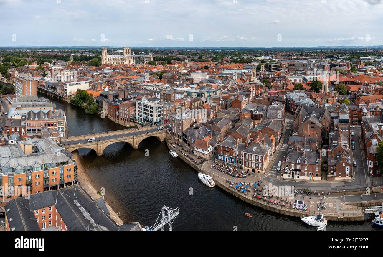 Vista aerea dello skyline di Yorkbcity con i ponti sul fiume Ouse e l'area di King's Staith Foto Stock