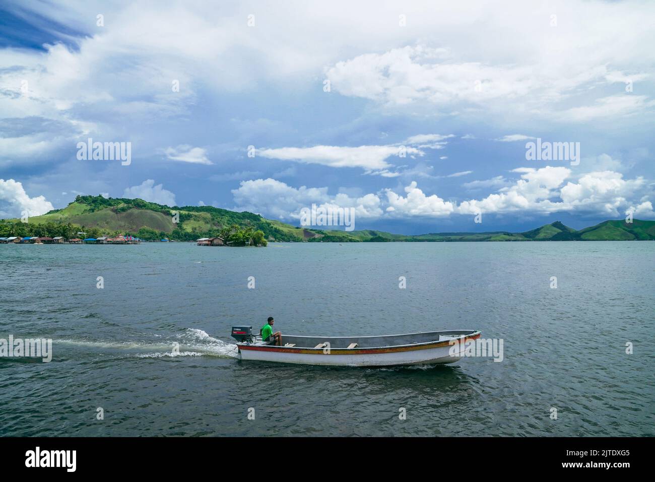 Jayapura, Papua, Indonesia, 5 ottobre 2021: I Papuani usano le barche tradizionali come mezzo di trasporto per attraversare il lago Sentani Foto Stock