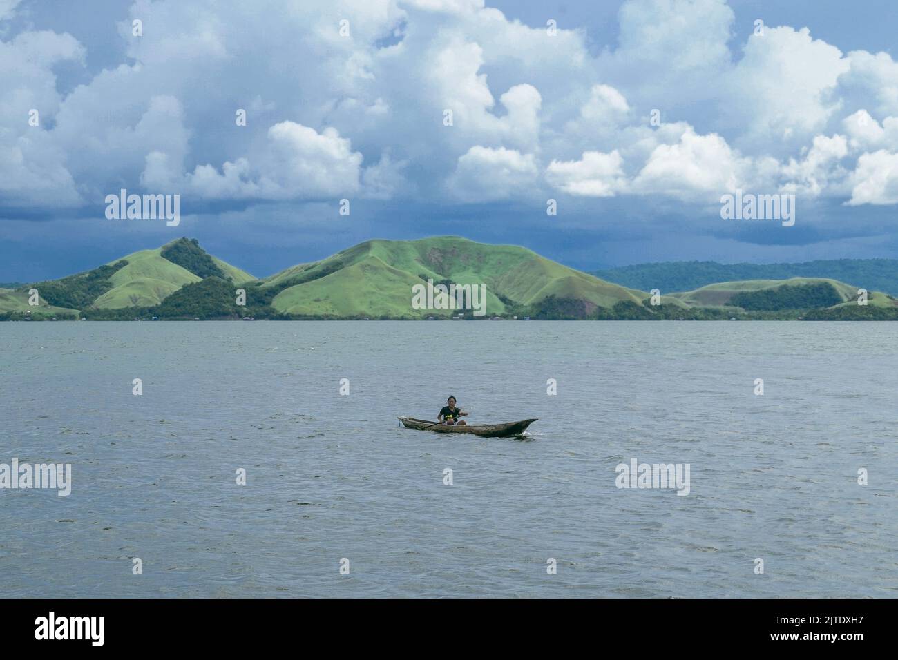 Jayapura, Papua, Indonesia, 5 ottobre 2021: I Papuani usano le barche tradizionali come mezzo di trasporto per attraversare il lago Sentani Foto Stock