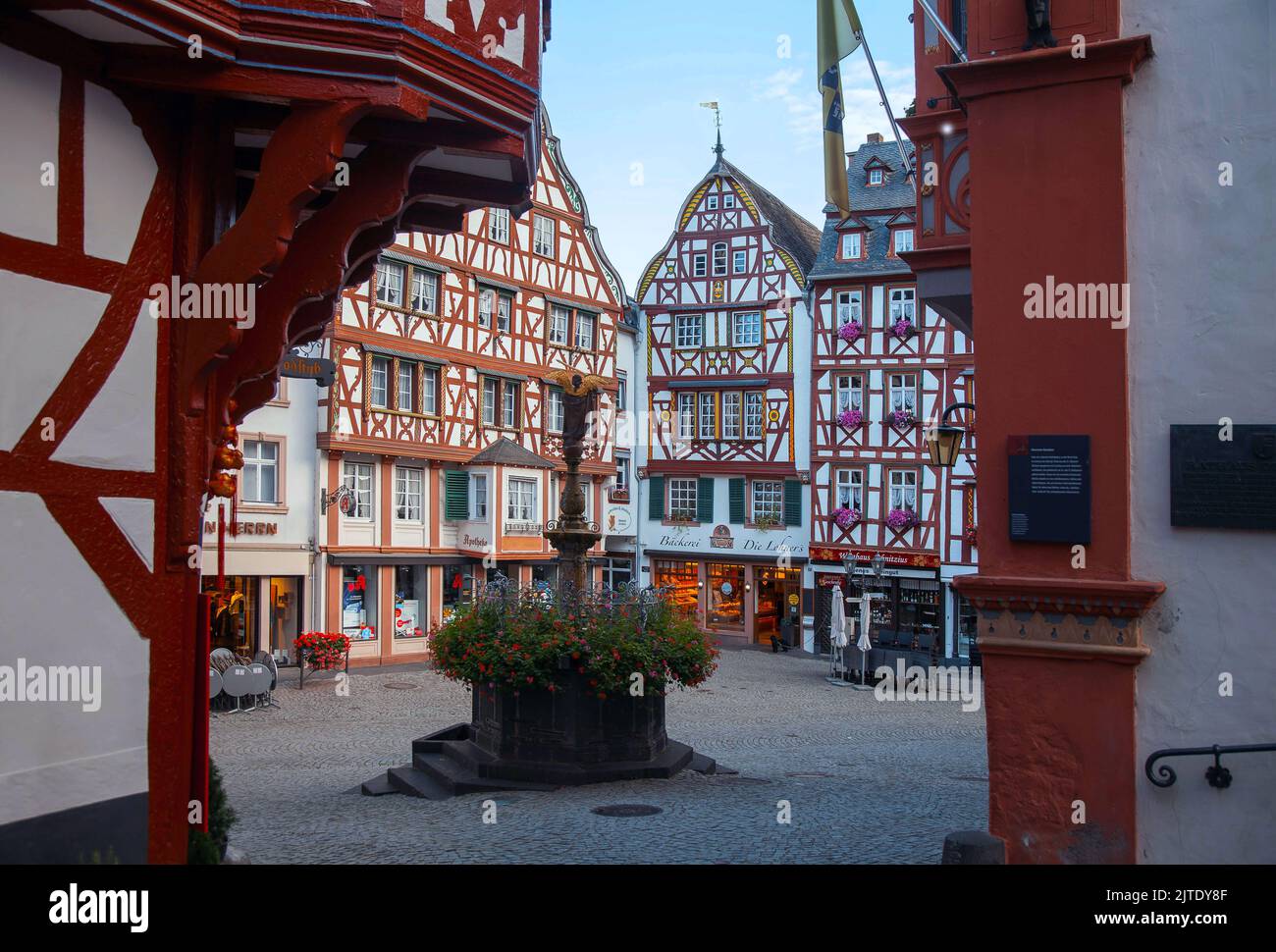 Mercato a Bernkastel-Kues nella valle della Mosella, Renania-Palatinato, Germania Foto Stock