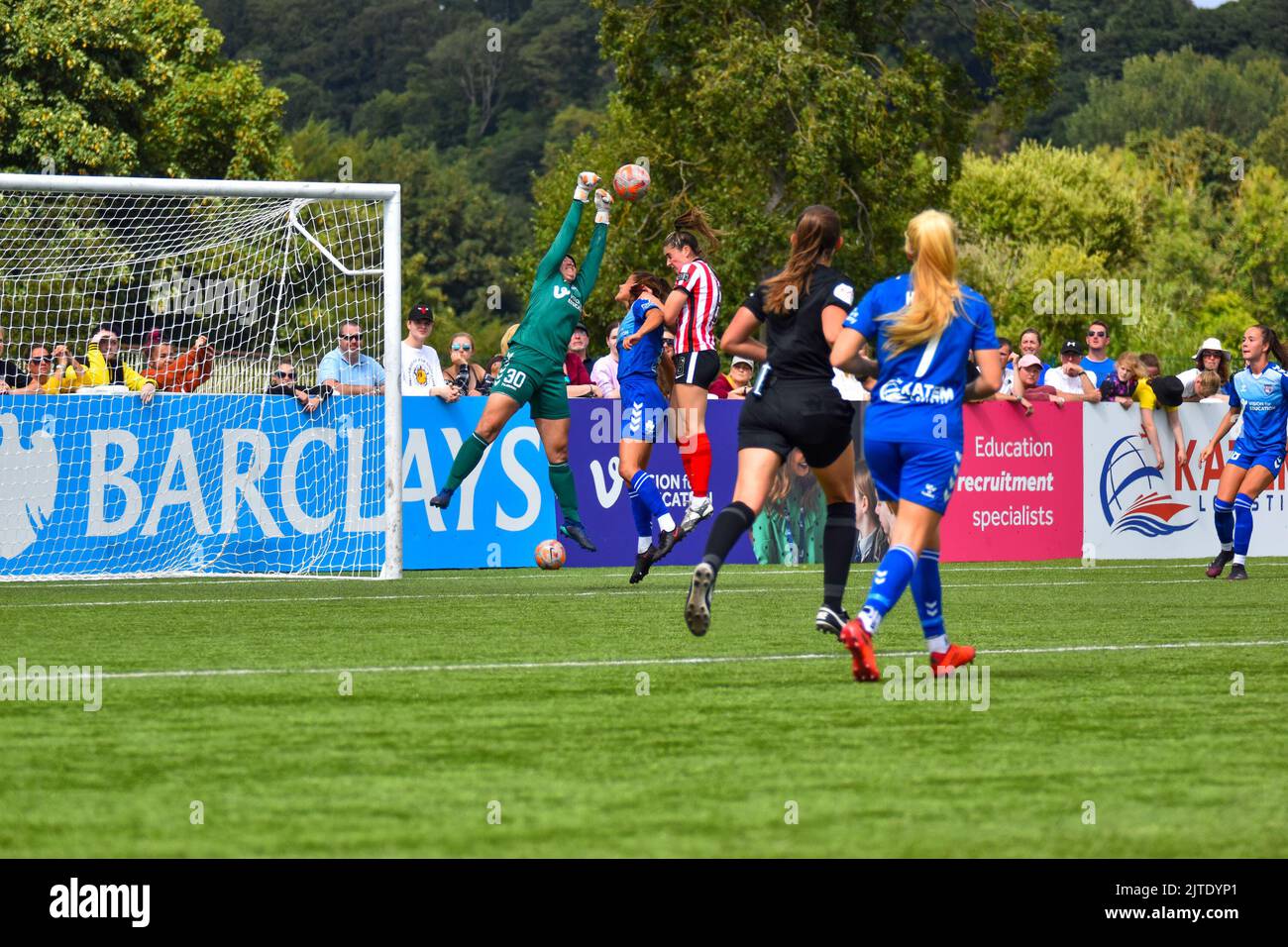 CASTELLO DA FANCIULLA, DURHAM, Regno Unito – Agosto 21 2022: Tatiana Saunders, portiere di Durham, si prende a pugni una croce femminile Sunderland. Foto Stock