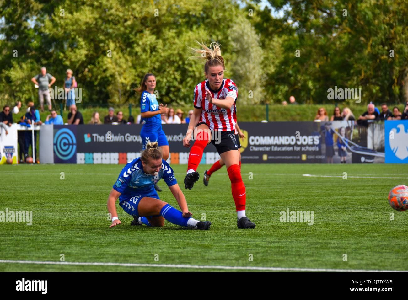 MAIDEN CASTLE, DURHAM, Regno Unito – Agosto 21 2022: Il capitano di Sunderland Women Emma Kelly è affrontato da Saoirse Noonan di Durham. Foto Stock