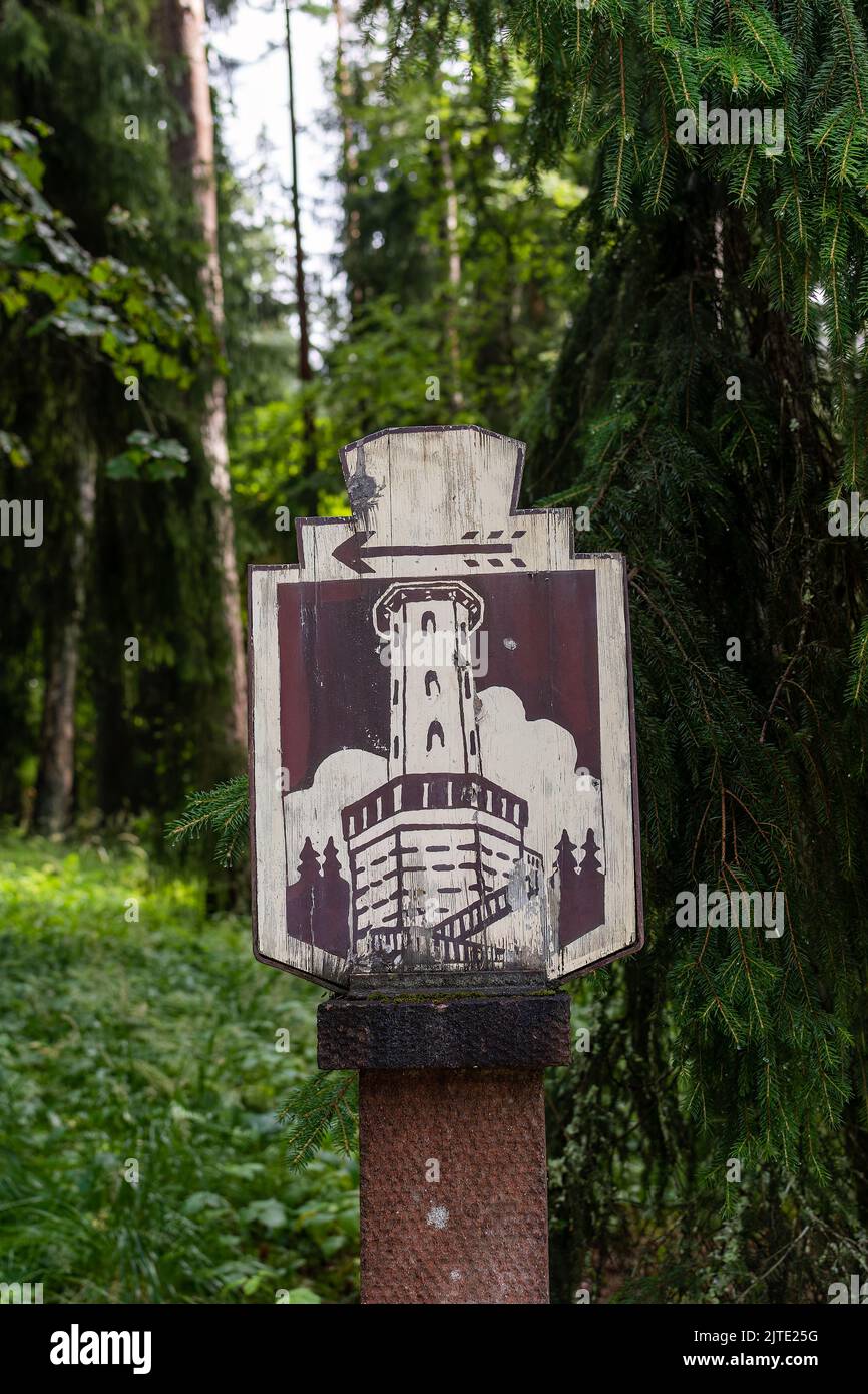 Hämeenlinna, Finlandia. Luglio 24, 2022. Un cartello in legno che mostra la strada per la torre di osservazione nella Riserva Naturale di Aulanko Foto Stock