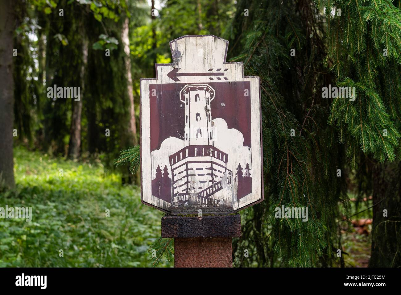 Hämeenlinna, Finlandia. Luglio 24, 2022. Un cartello in legno che mostra la strada per la torre di osservazione nella Riserva Naturale di Aulanko Foto Stock