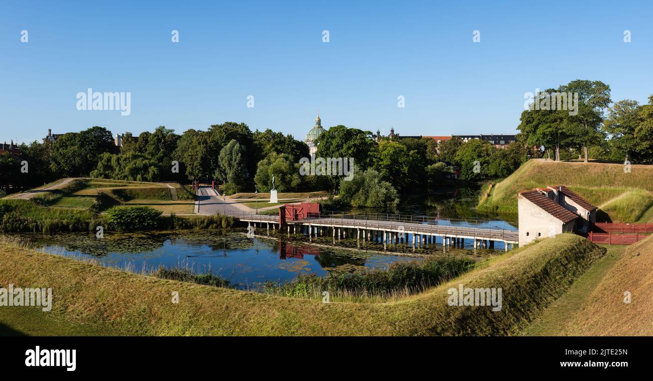 Panorama del ponte sul fossato, che porta all'ingresso di Kastellet, la Cittadella di Copenaghen, Danimarca Foto Stock