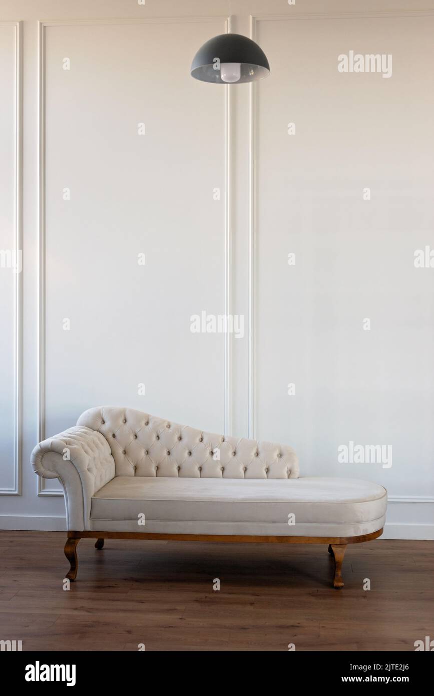 Divano barocco. Mobili vintage. Divano beige pastello con staggia a carrozza. Restauro di mobili d'epoca. Produzione di mobili. Design degli interni. S Foto Stock