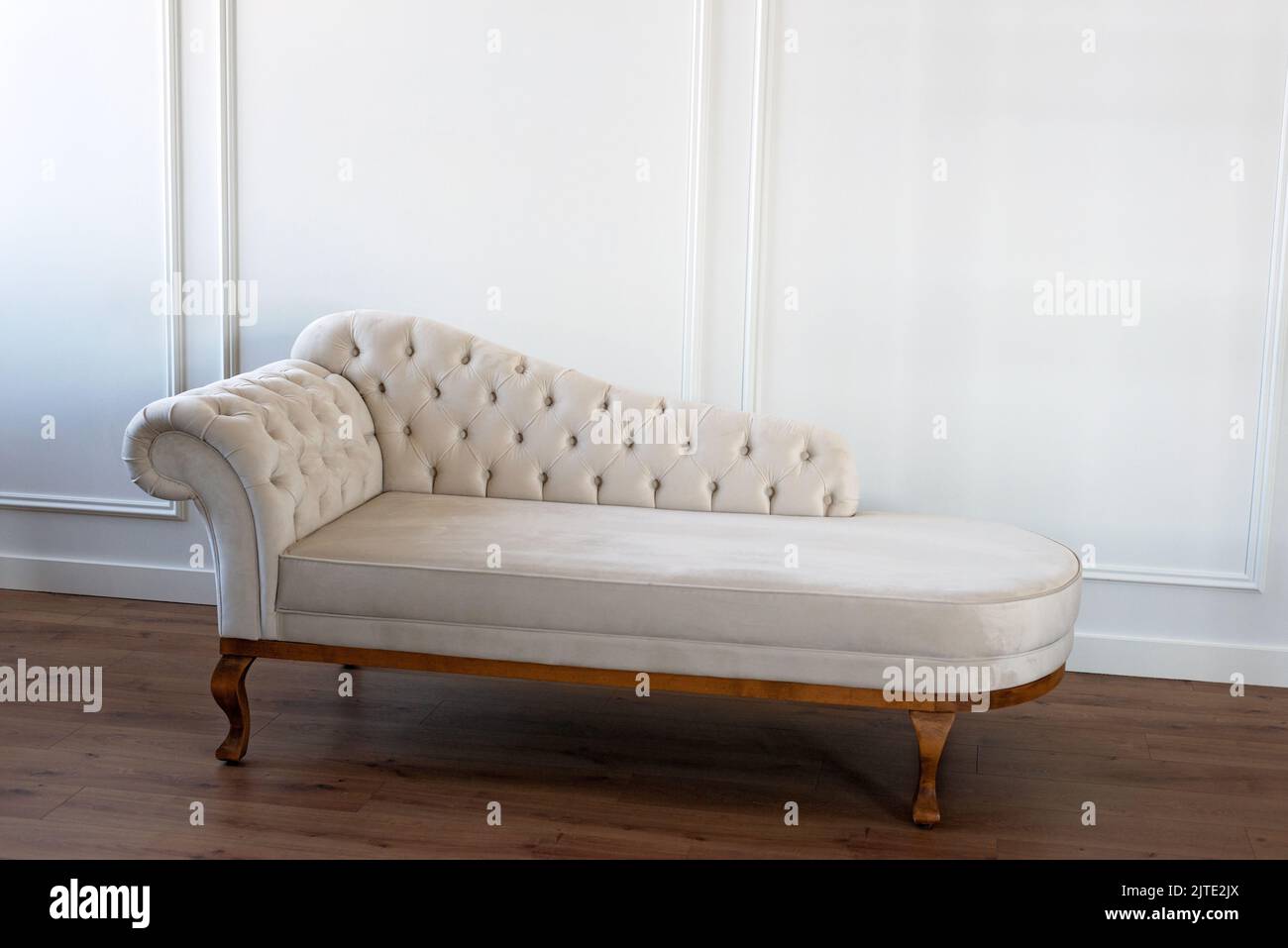 Divano barocco. Mobili vintage. Divano beige pastello con staggia a carrozza. Restauro di mobili d'epoca. Produzione di mobili. Design degli interni. S Foto Stock