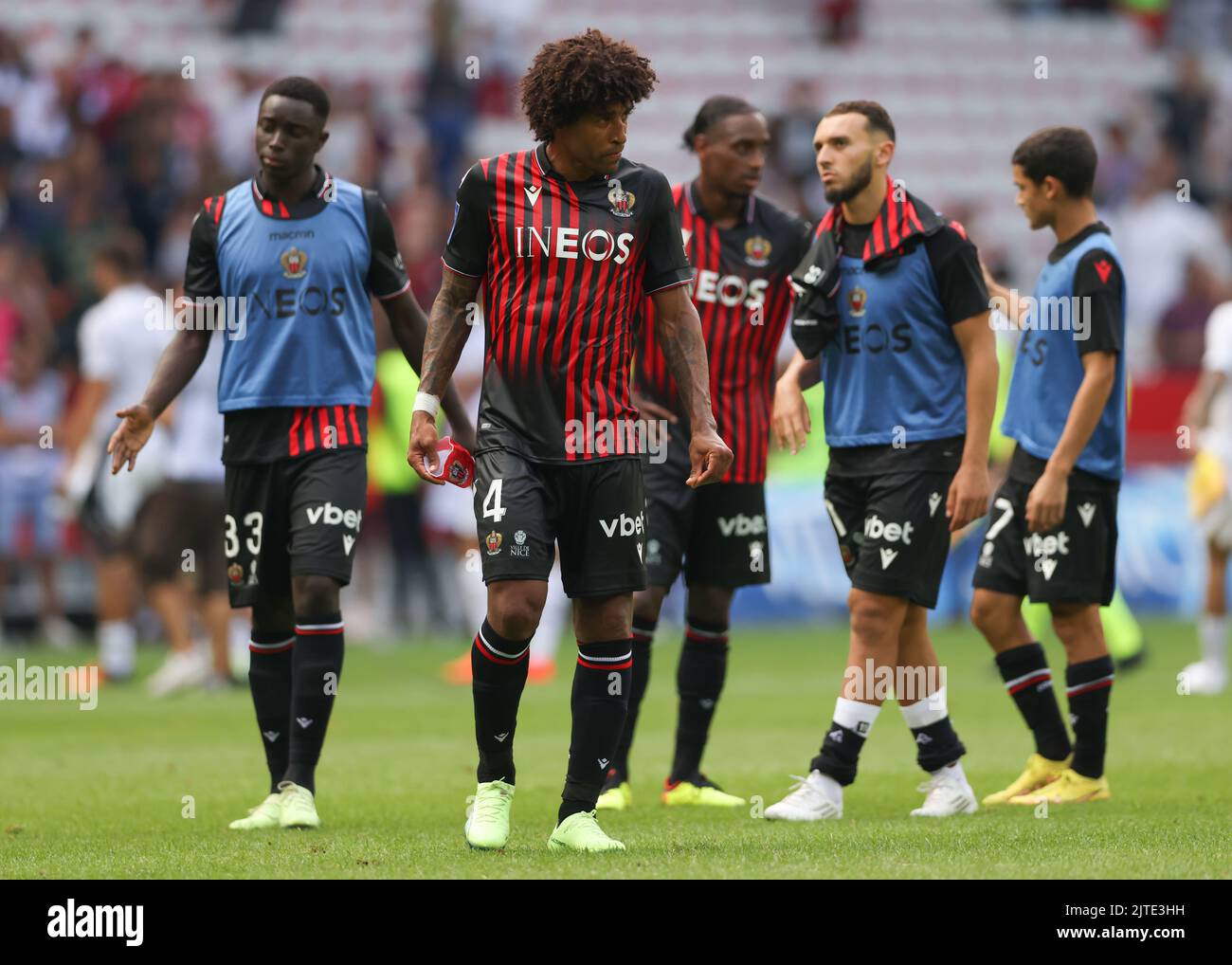 Nizza, Francia, 28th agosto 2022. Dante Costa Santos dell'OGC Nice reagisce insieme ai compagni di squadra in seguito al fischio finale della partita Uber Eats Ligue 1 allo stadio Allianz Riviera di Nizza. L'immagine di credito dovrebbe essere: Jonathan Moskrop / Sportimage Foto Stock