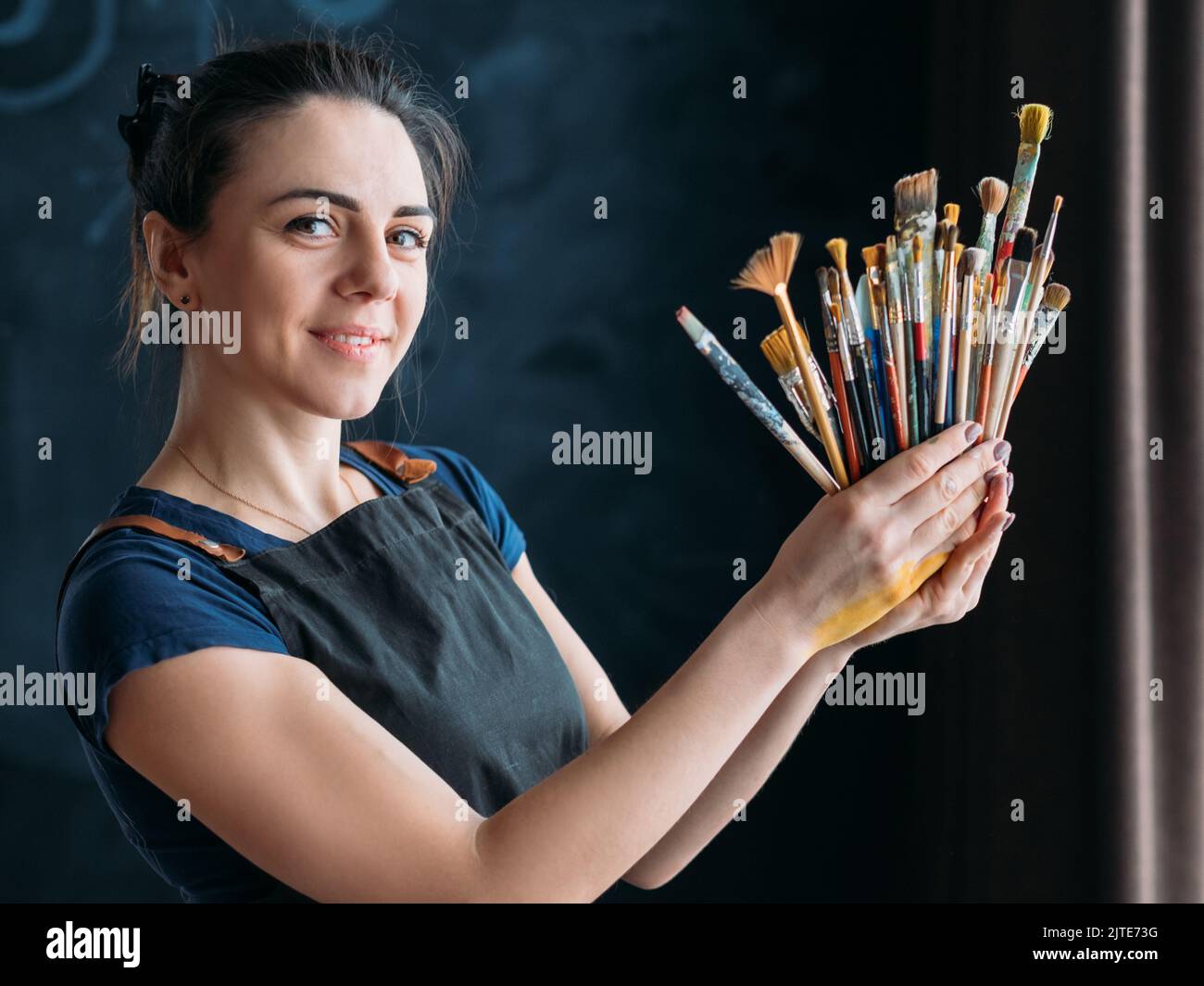 strumenti arte talento bella donna pittore ritratto Foto Stock
