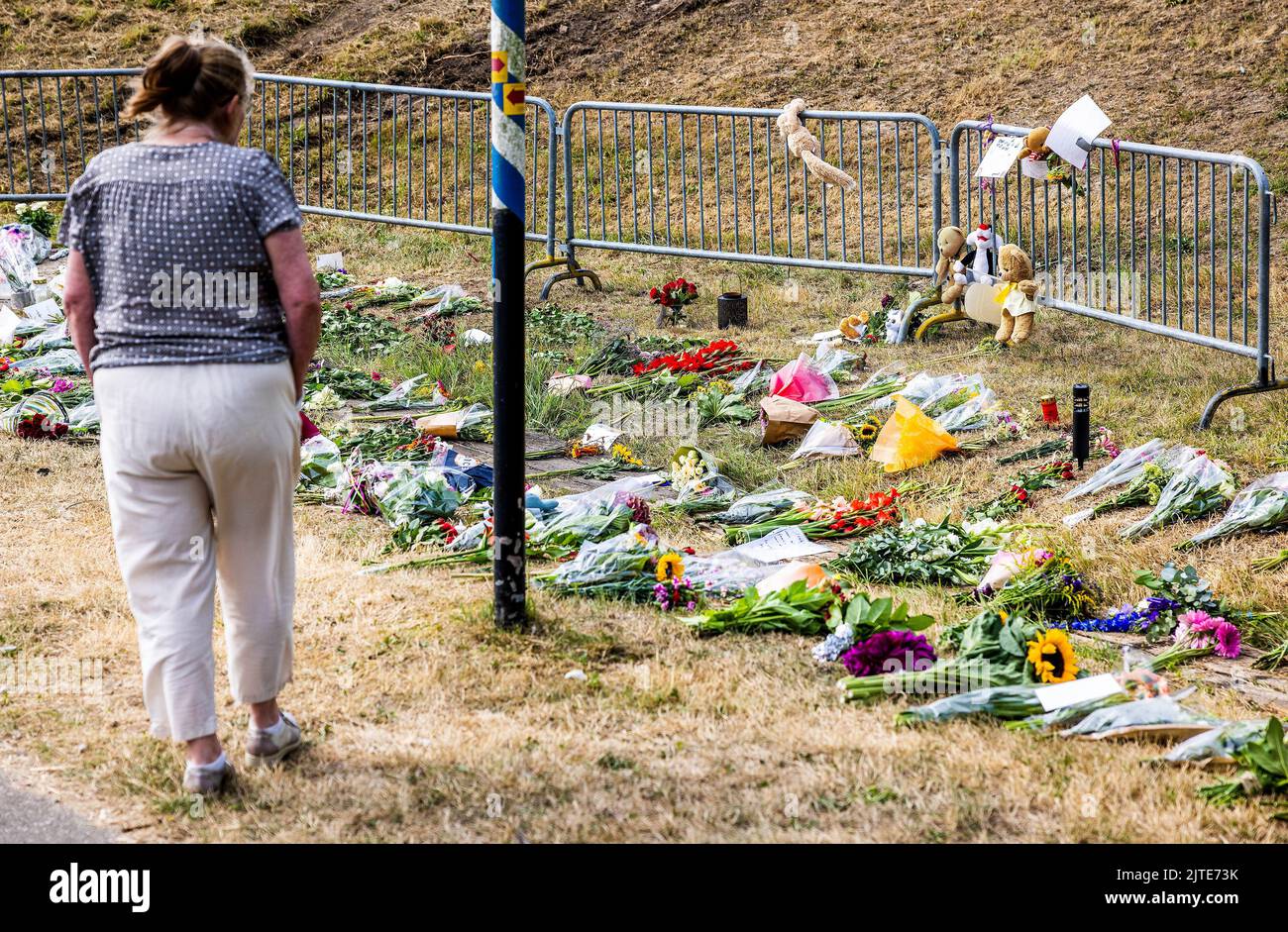 NEW BEIJERLAND - Danimarca, 2022-08-30 11:49:02:00 NEW BEIJERLAND - Bandiere appeso a mezzo albero e fiori in memoria delle vittime dell'incidente mortale. Il sabato un camion ha guidato fuori dalla diga a Nieuw-Beijerland e colpito i presenti ad una festa di quartiere. Oltre ai sette feriti, sono state uccise sei persone. ANP JEFFREY GROENEWEG olanda fuori - belgio fuori Foto Stock