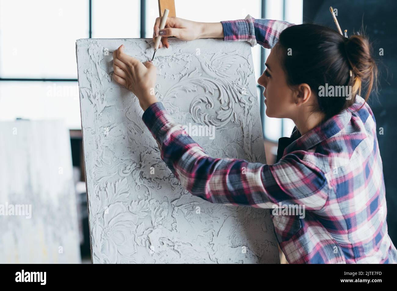 intonaco tessitura arte donna pittore strumento di scultura Foto Stock