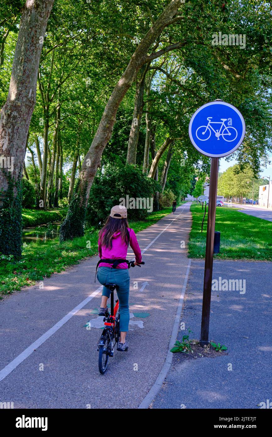 Francia, Cher (18), Bourges, in bicicletta lungo il Canal de Berry e la Trouée verte Foto Stock
