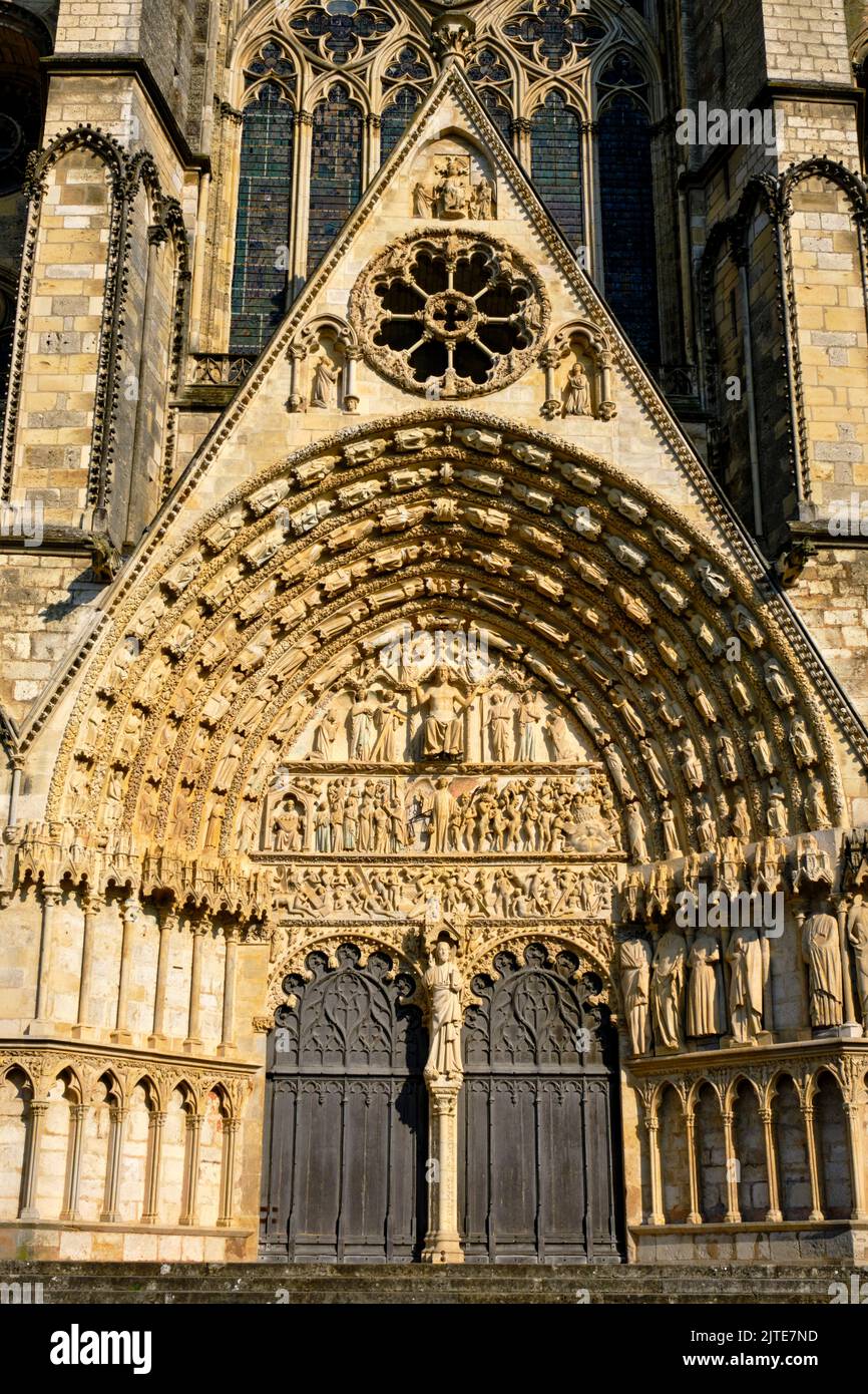 Francia, Cher (18), Bourges, la cattedrale di Saint Etienne, patrimonio mondiale dell'UNESCO, l'ultima sentenza, il portale ovest Foto Stock
