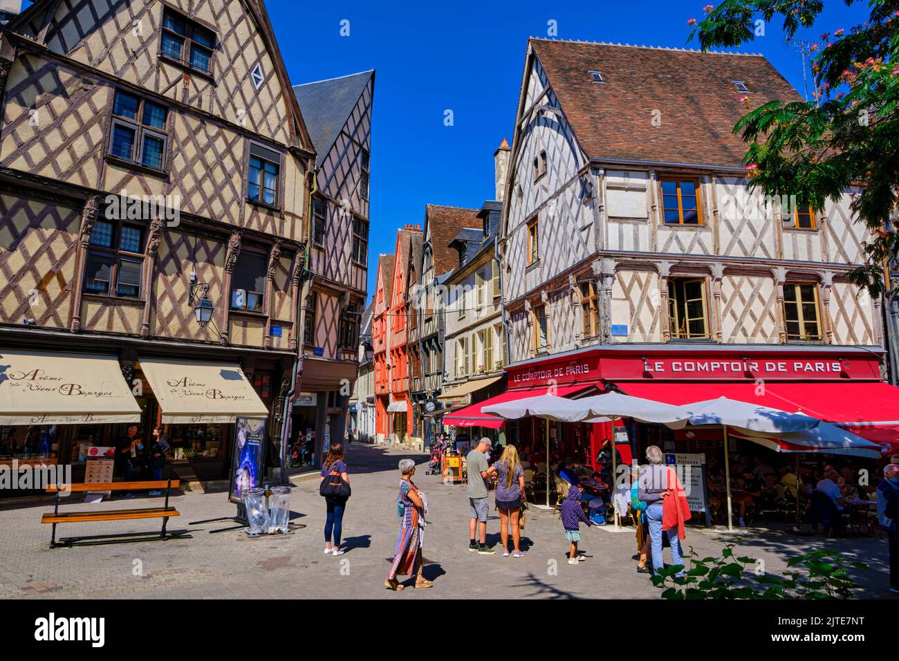 Francia, Cher (18), Bourges, centro, metà case con travi di legno, Place Gordaine square Foto Stock