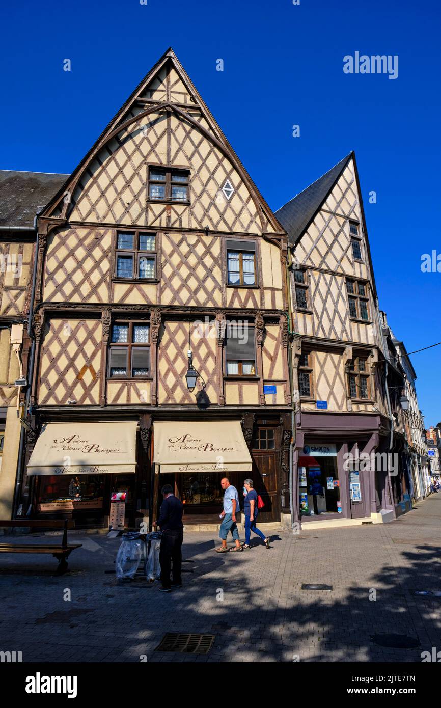 Francia, Cher (18), Bourges, centro, metà case con travi di legno, Place Gordaine square Foto Stock