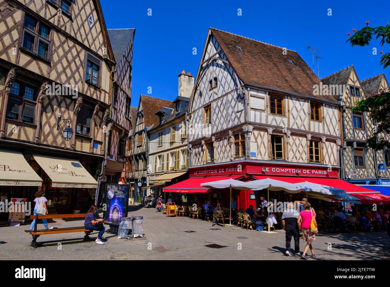 Francia, Cher (18), Bourges, centro, metà case con travi di legno, Place Gordaine square Foto Stock