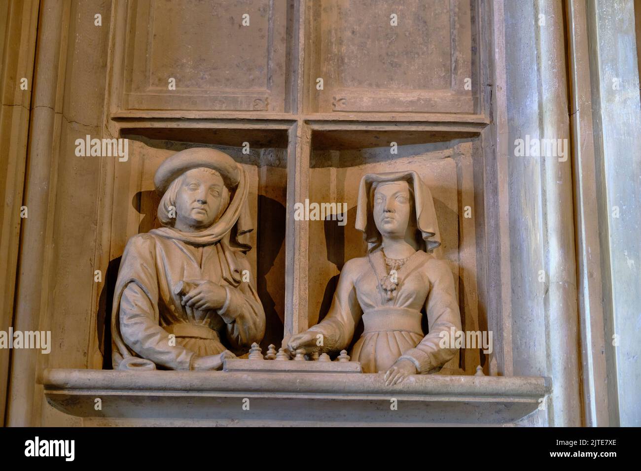 Francia, Cher (18), Bourges, Palazzo Jaques Coeur, Galleria del Sud, scultura del mantello del caminetto che raffigura la vita dei nobili Foto Stock